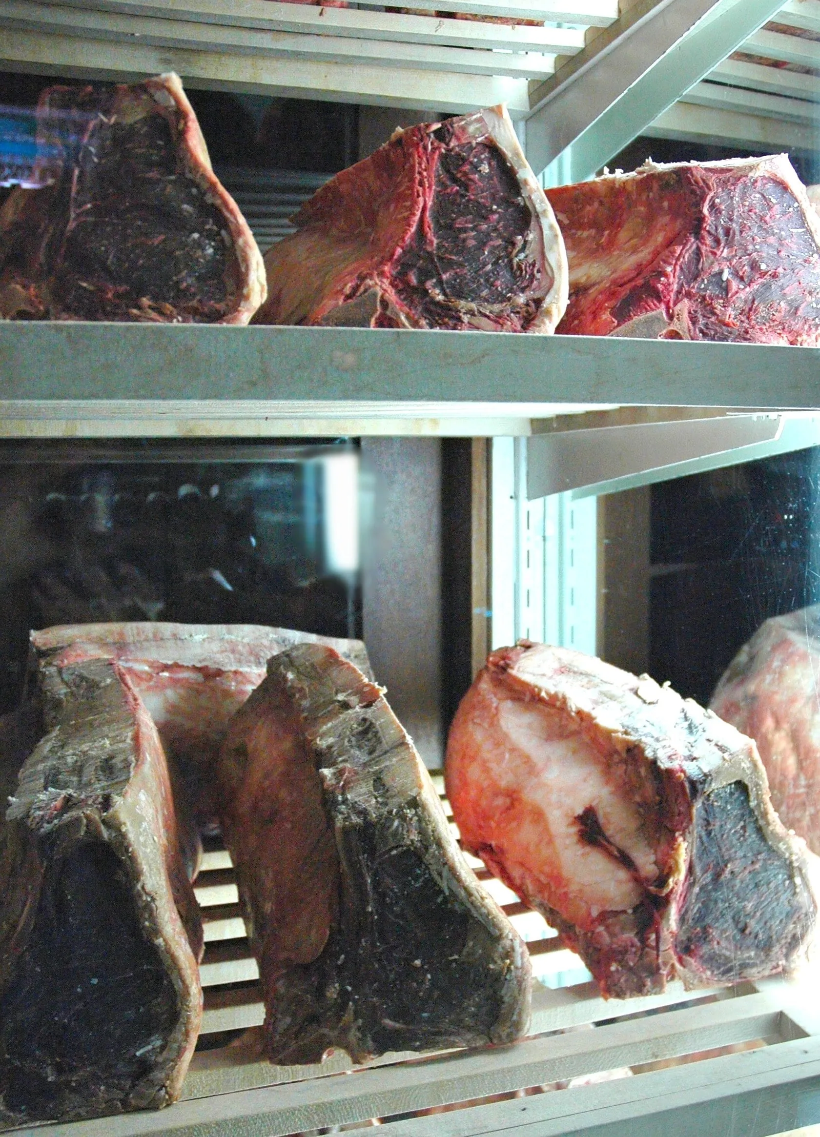 Piezas de vaca en la cámara de maduración